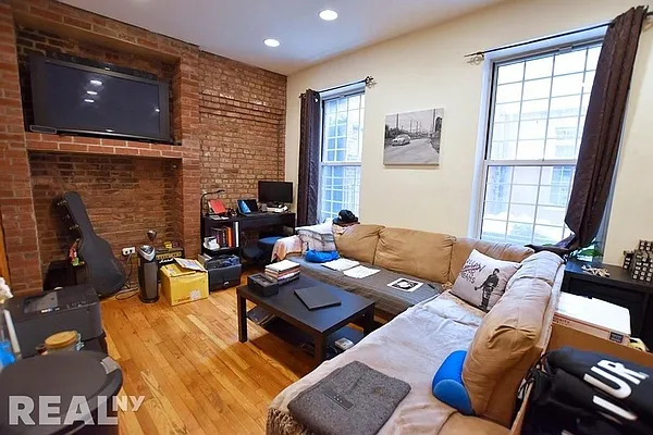 Rented by REAL New York | media 21