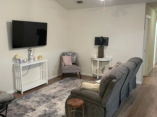 3760 Oldenburg Ln, College Station, TX 77845