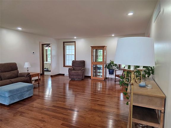 4th image of 305 Dick Rd