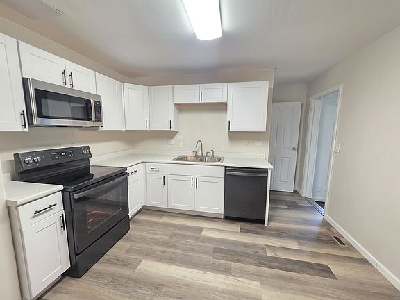 2nd image of 910 W 11th St