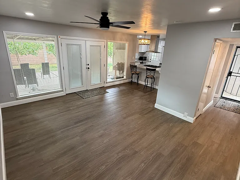 927 University Ave — Photo 7