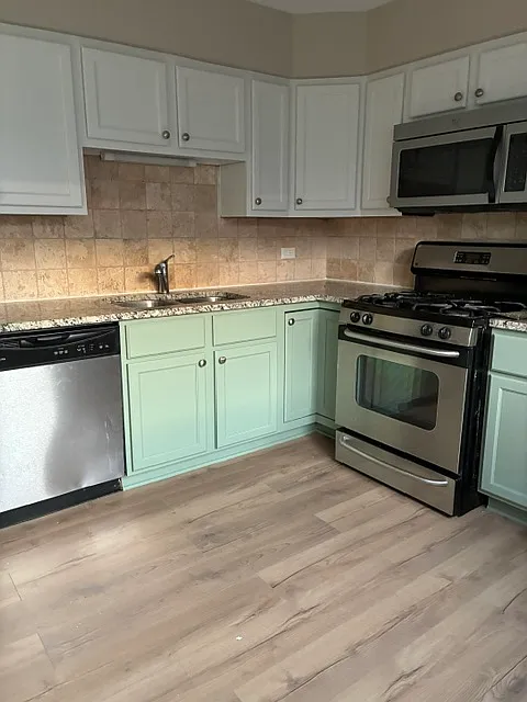 3 bed, 1.5 bath, 1599 sqft, $2,300 — Photo 3