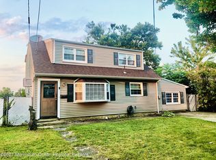 9 Kendall Dr, Parlin, NJ 08859
