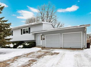 923 Yorkshire Ln, Crystal Lake, IL 60014