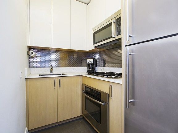 3rd image of 211 E 51st St APT 5D