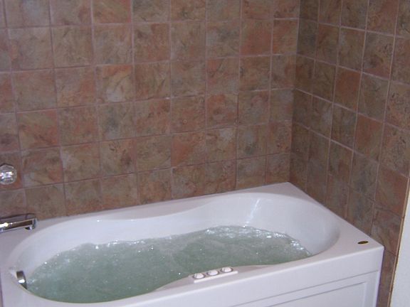 10 Jet Jacuzzi with Tile Surroung in Guest Bath