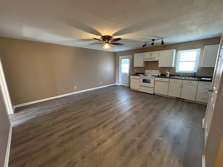 102 E Spring St — Photo 5