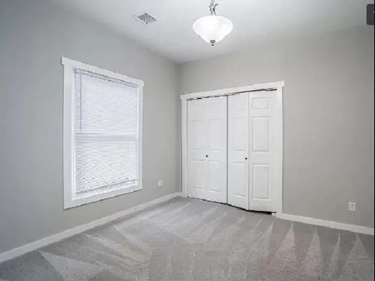 305 S Green St — Photo 15