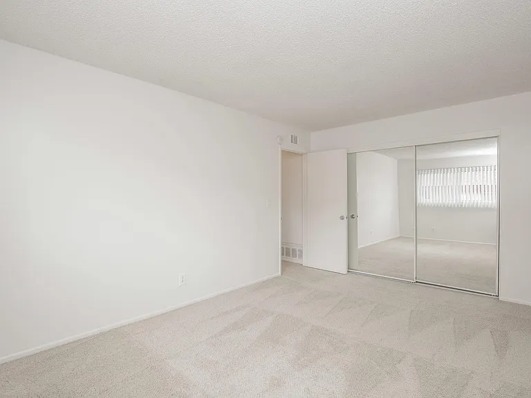 Castilian and Cordova Apartment Homes — Photo 37