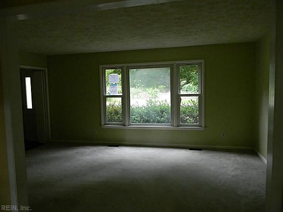 2nd image of 115 Camelot Cres