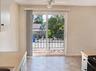 Spacious One & Two Bed Units in a Quite complex with Porches and Covered Off Street Parking, Vancouver, WA 98661