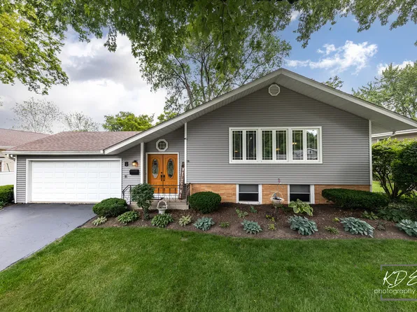 8 E Gartner Rd, Naperville, IL 60540