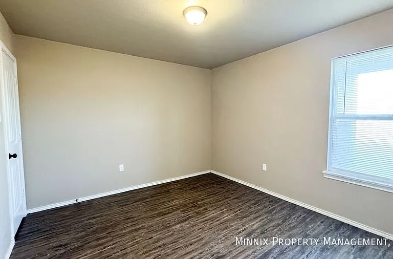 2516 N Avenue O — Photo 11