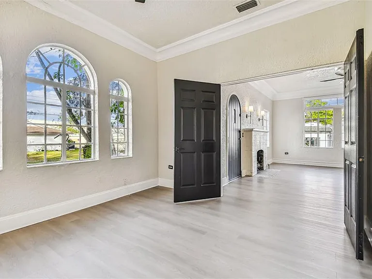 2102 W La Salle St — Photo 12
