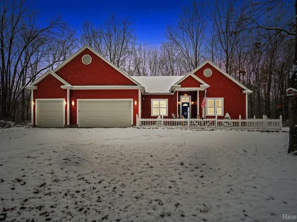 648 Jennings Rd, Whitmore Lake, MI 48189