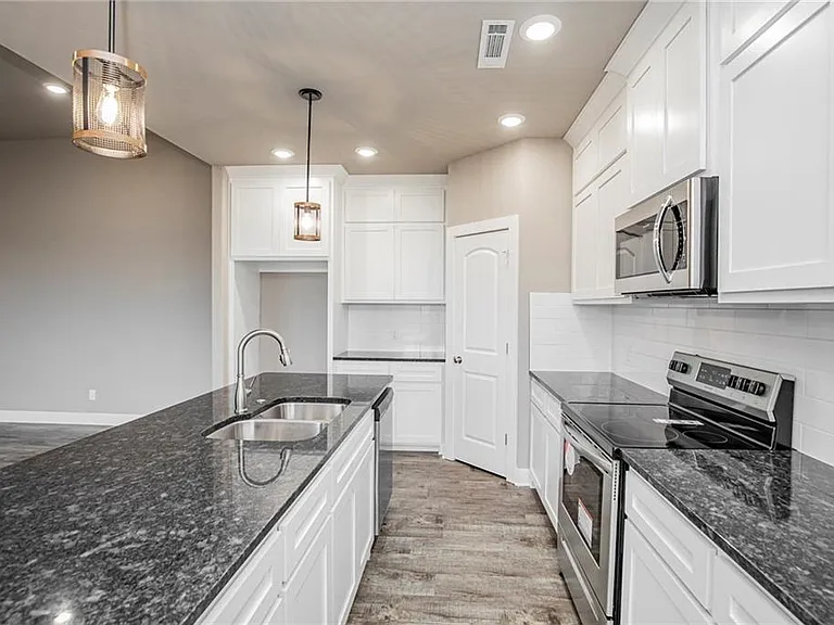 1048 Parker Ln — Photo 9