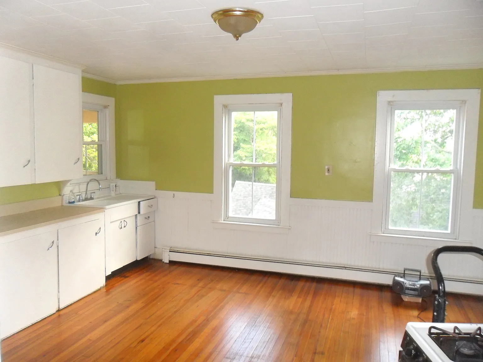 3 bed, 1000 sqft, $2,400 — Photo 1