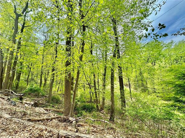 2580 Honeysuckle Rd, Bethlehem, PA 18015