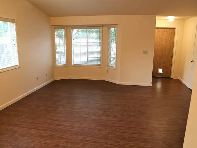 3358 SE Charlotte Pl — Photo 4