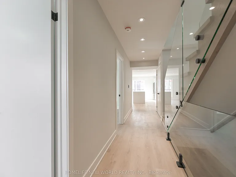 997 Dufferin St #UPPER — Photo 2