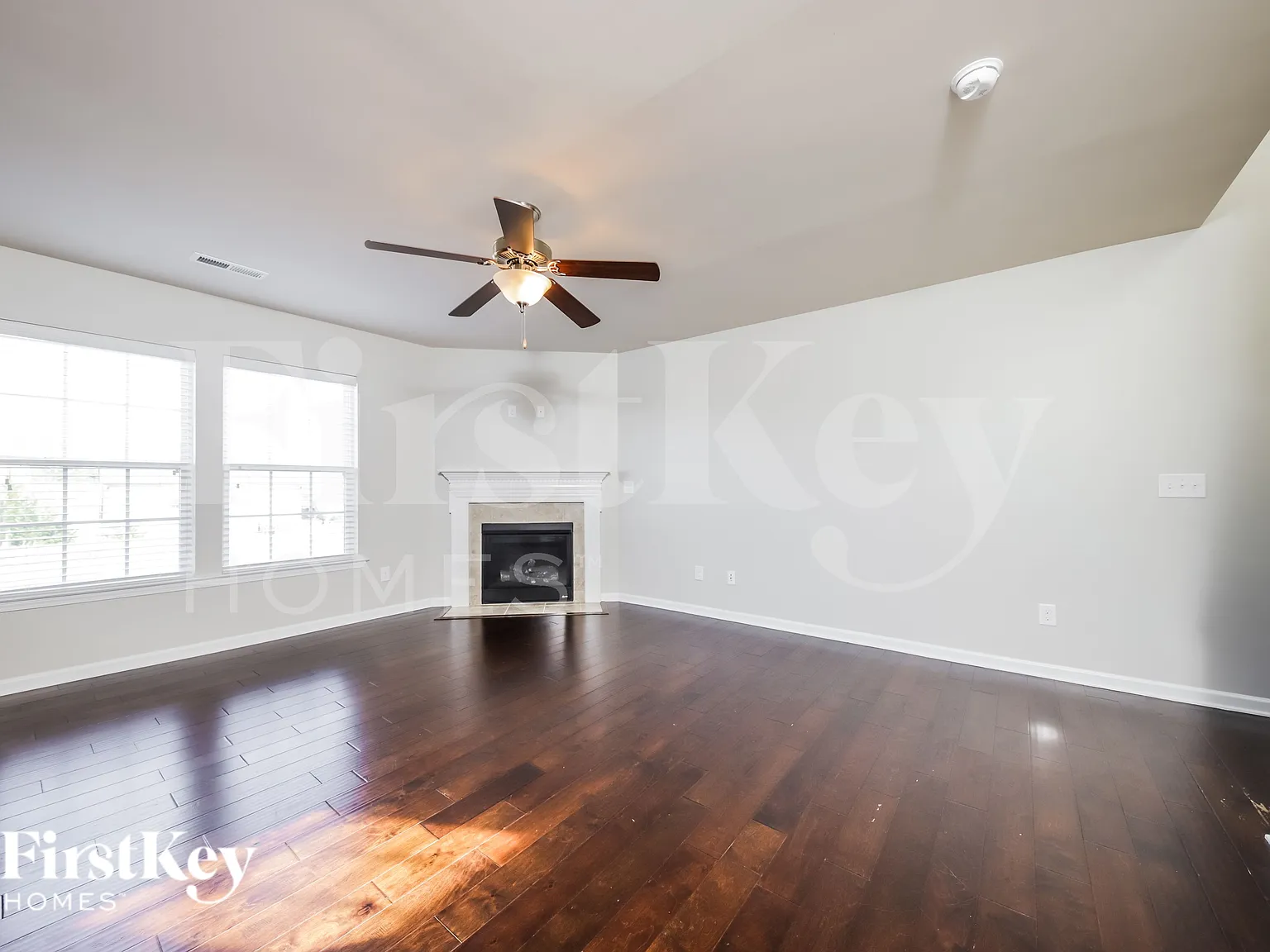 3 bed, 2.5 bath, 1594 sqft, $2,370 — Photo 2