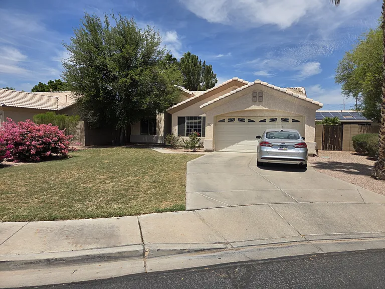 424 W Comstock Ct — Photo 23