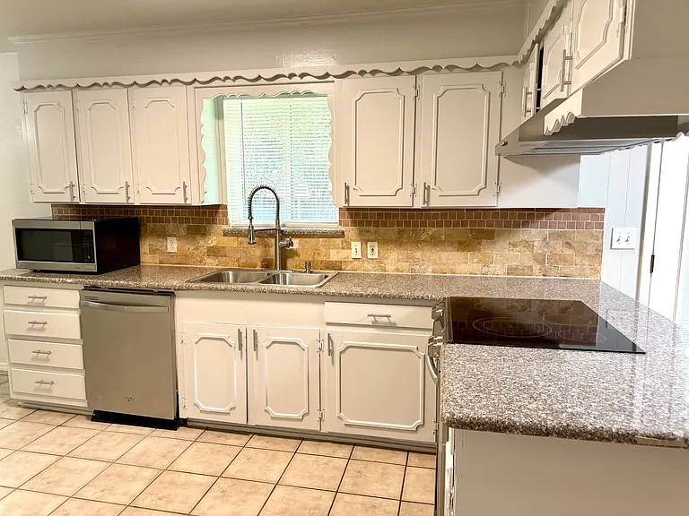 1212 Linden Dr — Photo 7
