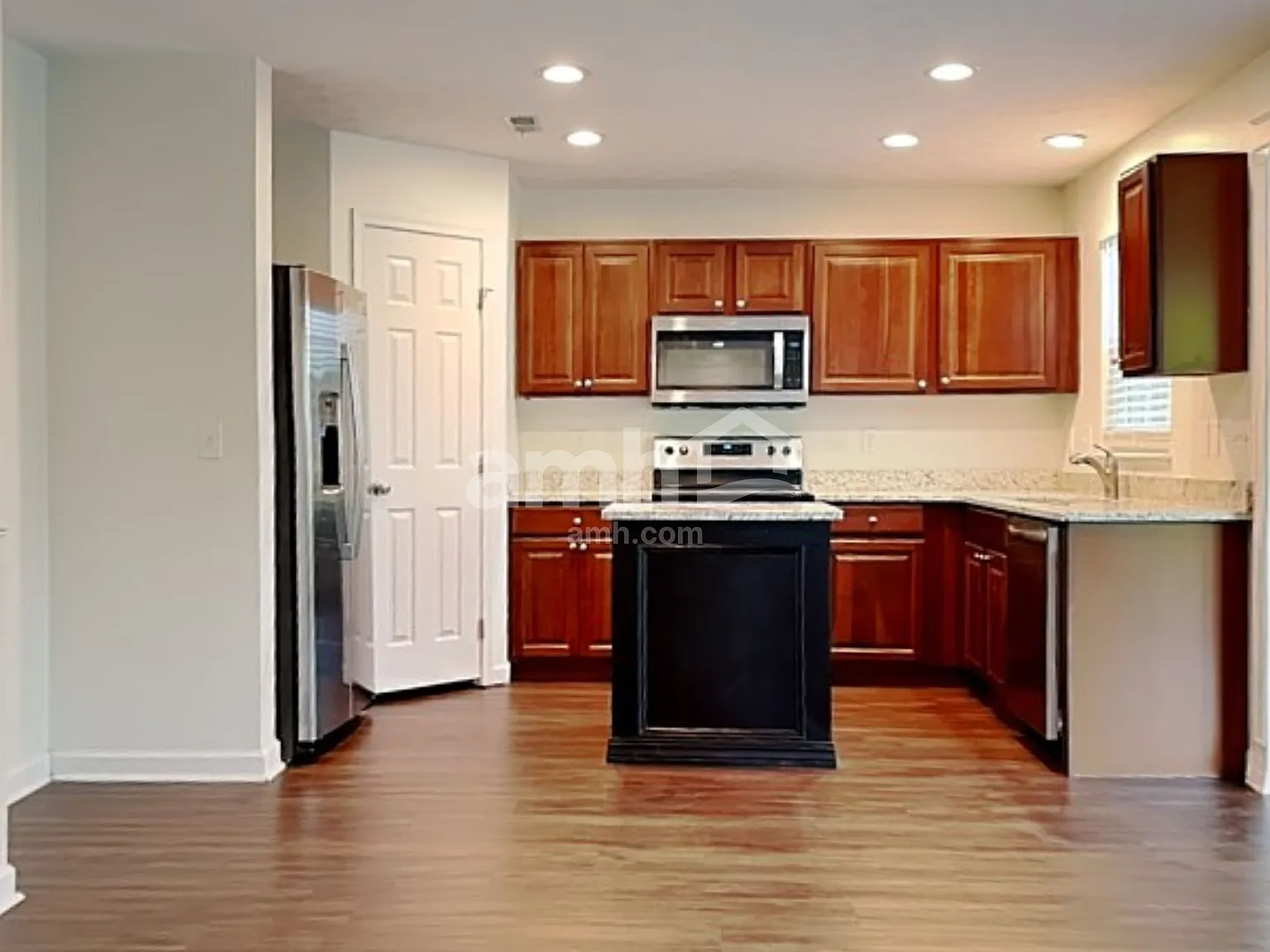 4 bed, 2.5 bath, 2700 sqft, $3,080 — Photo 3