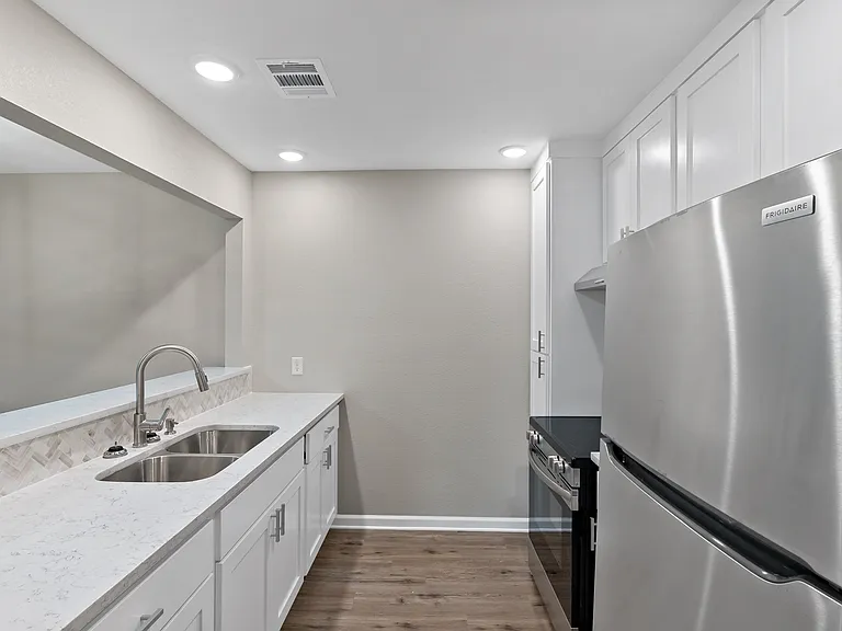 700 S Sims Ave — Photo 3