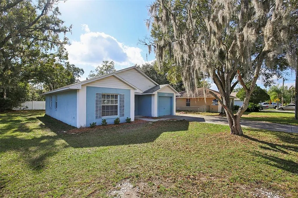 3 bed, 2.0 bath, 1160 sqft, $2,000 — Photo 3