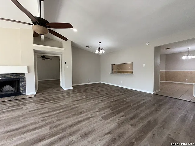 3 bed, 2.0 bath, 2004 sqft, $1,800 — Photo 2