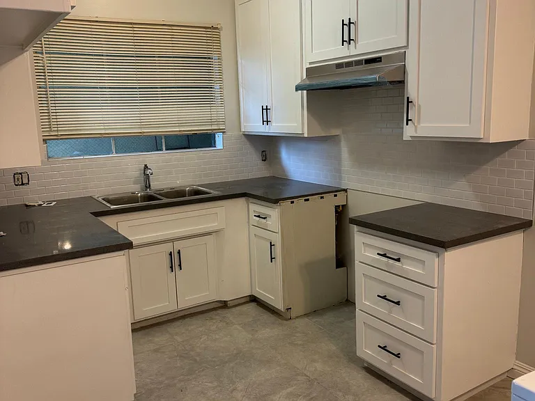 345 W Elk Ave #12 — Photo 3