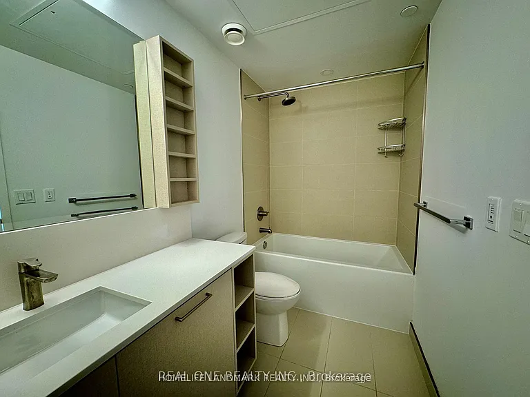 19 Western Battery Rd #Penthouse 03 — Photo 9
