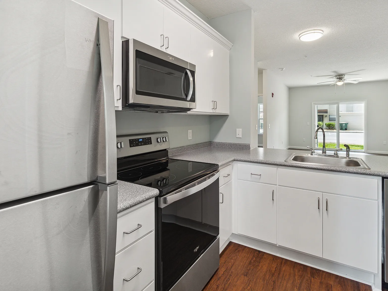 2 bed, 1000 sqft, $1,650 — Photo 2
