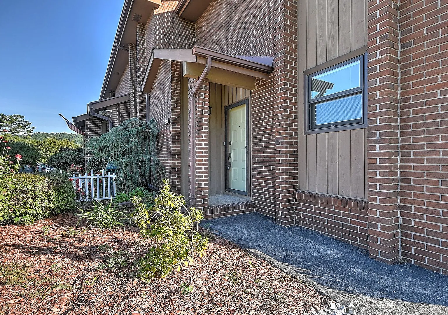 501 Manor Dr. — Photo 2
