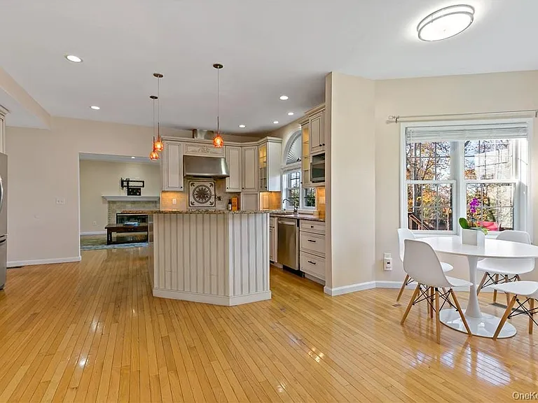 2301 Mohansic Ave — Photo 6