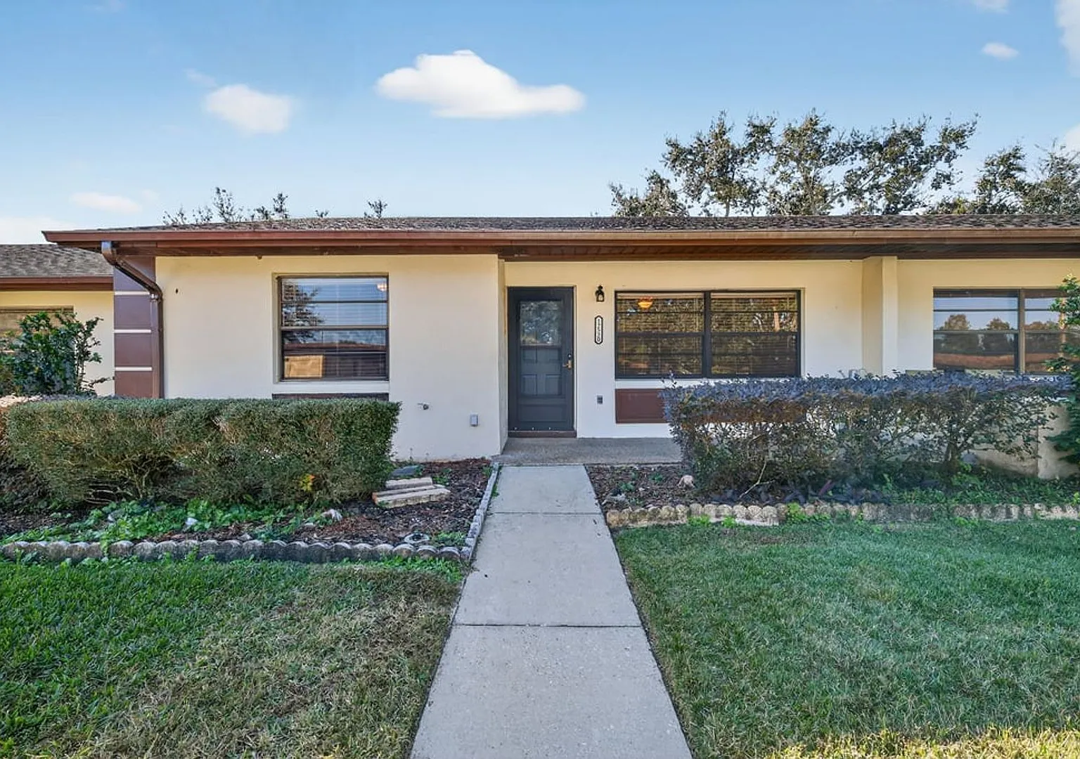 Charming 55+ 2-Bedroom Condo with Community Pool in Tavares — Photo 1