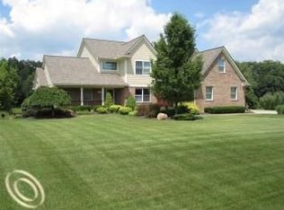 6775 Rolling Meadow Dr, Davisburg, MI 48350