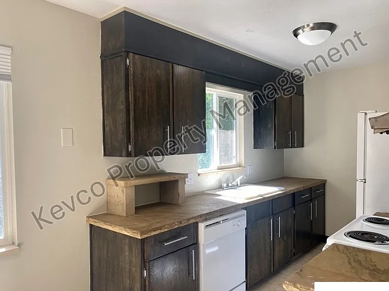 1400 Hillcrest Dr — Photo 6