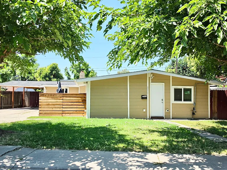 6015 N Alturas Ave #2 — Photo 1