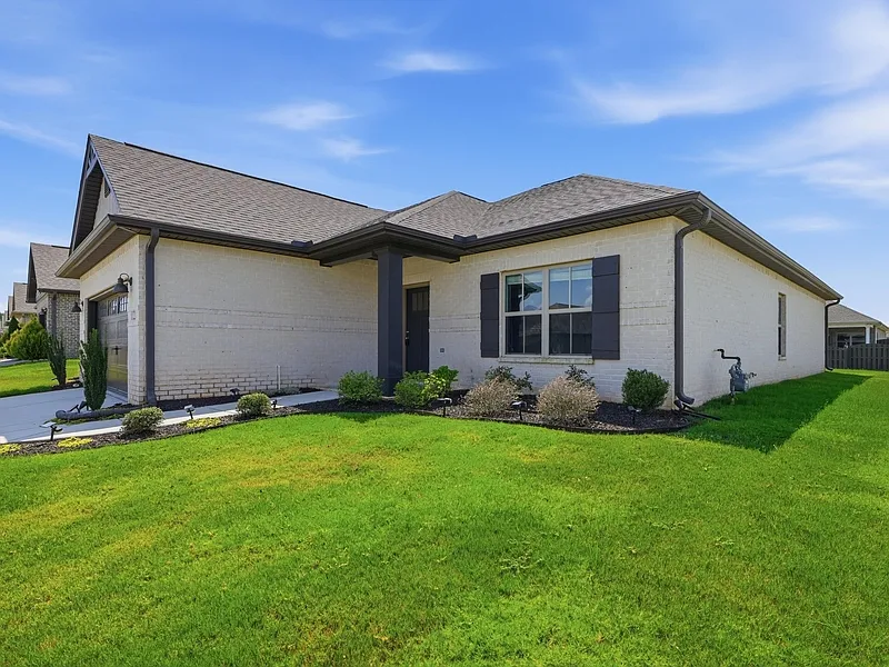 3 bed, 2.0 bath, 1911 sqft, $1,970 — Photo 2