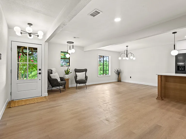185 Lakeview Dr — Photo 9