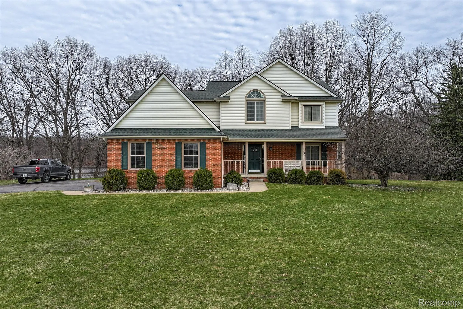 5207 Queensway Dr photo 1