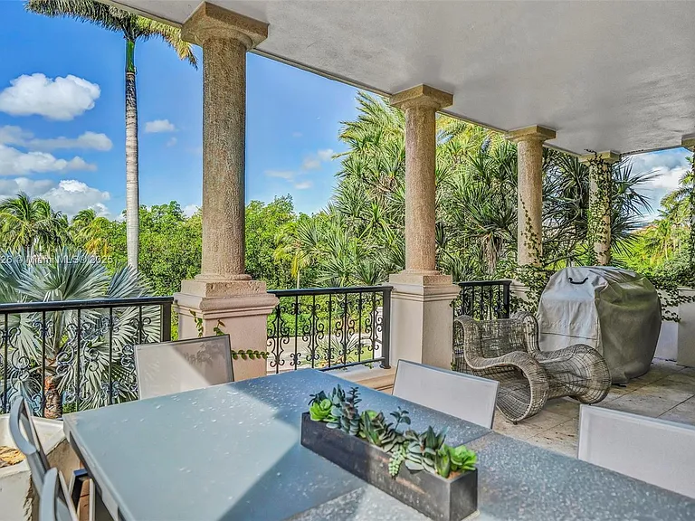 19227 Fisher Island Dr #19227 — Photo 38