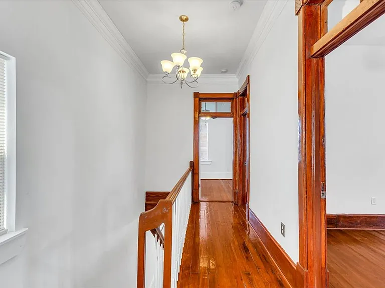 513 E 33rd St — Photo 31