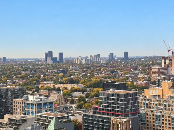 400 King St W, Toronto, ON