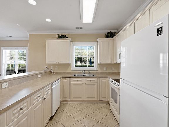 4th image of 4833 Magnolia Lake Dr. #105