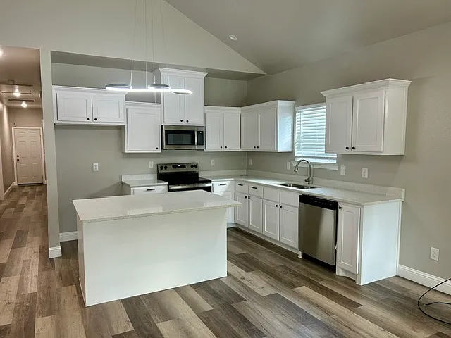 2211 Wellington St — Photo 16