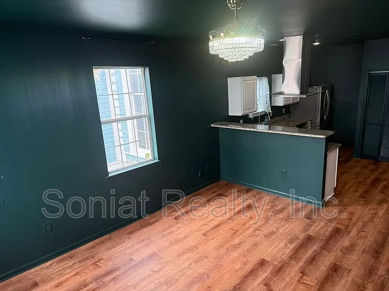 1461 N Robertson St — Photo 6