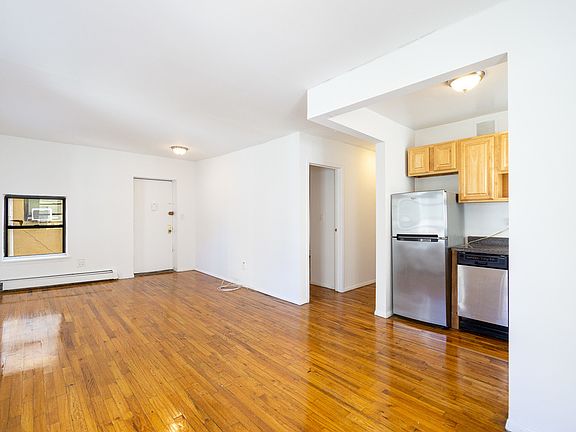 4th image of 641 E 9th St APT 3R